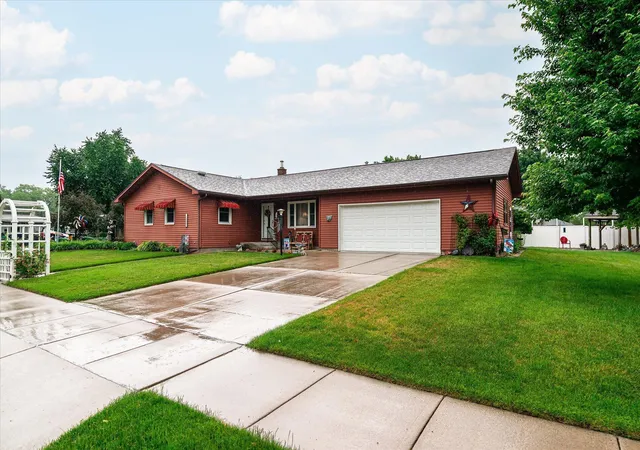 1st image of 1003 S Elm St, La Crescent, MN 55947 | MLS# 7092371