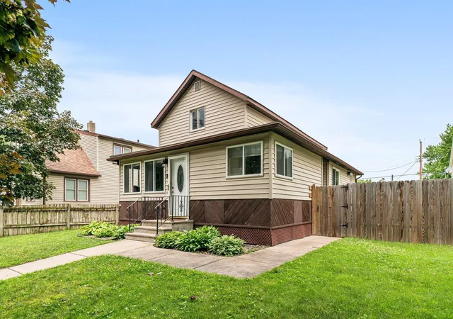 1st image of 608 S 2nd St, La Crescent, MN 55947 | MLS# 7092506
