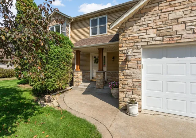Photo 2 of Sale Pending at 9622 Polaris Ln N, Maple Grove, MN 55369 | MLS# 7092932 | Listing updated on 2026-09-29