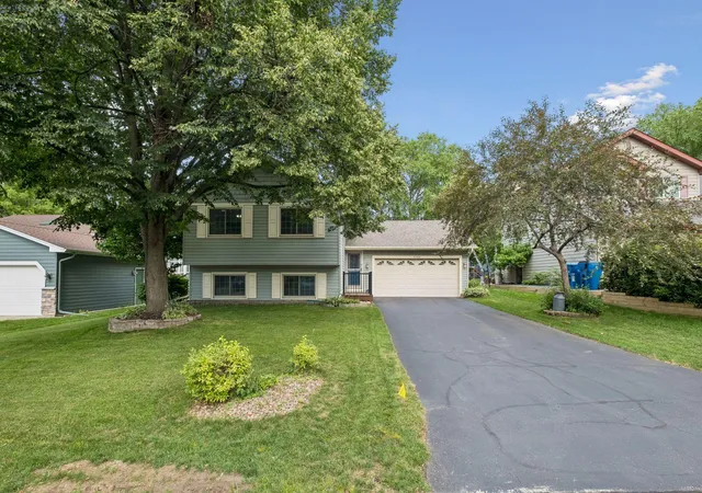 Homes for sale in Eagan, MN | 4284 Eagle Crest Dr, Eagan, MN 55122 | MLS# 7093004