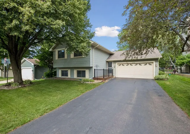 Homes for sale in Eagan, MN | 4284 Eagle Crest Dr, Eagan, MN 55122 | MLS# 7093004