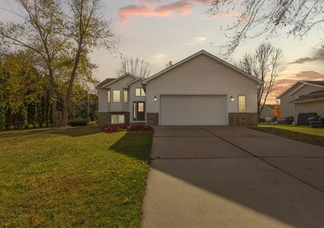 Photo 3 of Single family home for sale at 875 Myer Dr Ne, Owatonna, MN 55060 | MLS# 7093039 | Listing updated on 2026-08-28