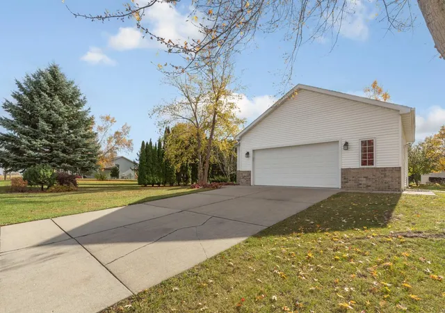Photo 3 of Single family home for sale at 875 Myer Dr NE, Owatonna, MN 55060 | MLS# 7093039 | Listing updated on 2026-10-05