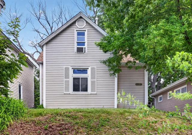 Photo 2 of Single family home for sale at 1124 Norton St, Saint Paul, MN 55117 | MLS# 7093129 | Listing updated on 2026-10-23