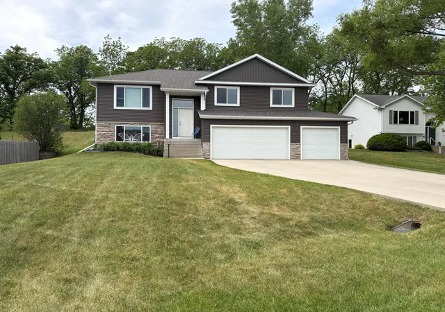Photo 1 of Sale Pending at 2515 Elmcroft Dr Sw, Rochester, MN 55902 | MLS# 7093265 | Listing updated on 2026-08-27