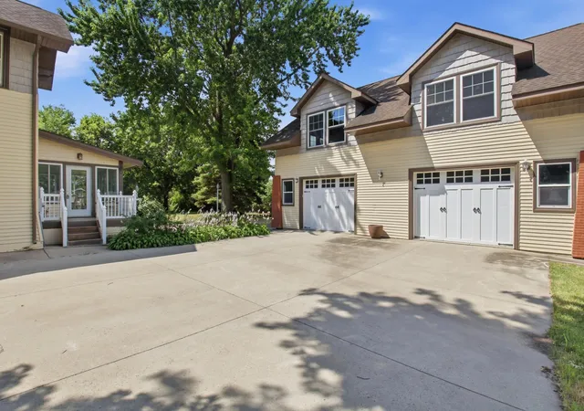 Photo 3 of Single family home for sale at 611 N Marshall Ave, Litchfield, MN 55355 | MLS# 7093403 | Listing updated on 2026-10-12