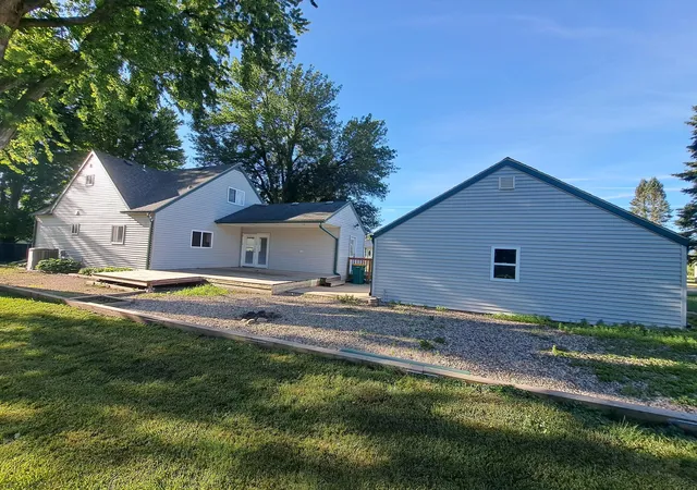Photo 3 of Single family home for sale at 705 Glenview Dr, Albert Lea, MN 56007 | MLS# 7093408 | Listing updated on 2026-09-25