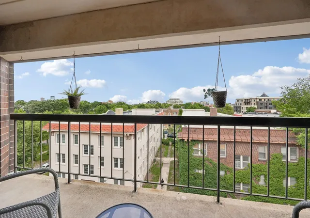 Listing Photo 2 - Condo for sale in building located at 2885 Knox Ave S, Minneapolis, MN 55408 - Unit #707