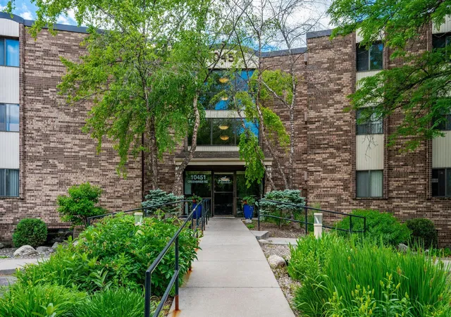 Homes for sale in Minnetonka, MN | 10451 Greenbrier Rd #318, Minnetonka, MN 55305 | MLS# 7094051