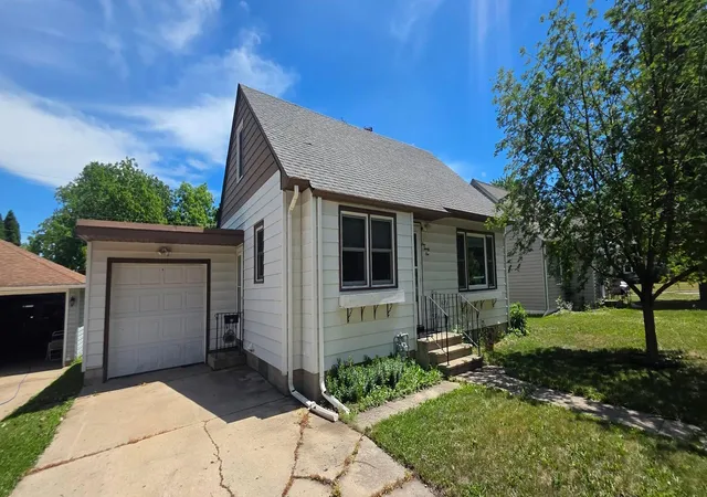 Homes for sale in Albert Lea, MN | 121 Mcarthur Dr, Albert Lea, MN 56007 | MLS# 7094094