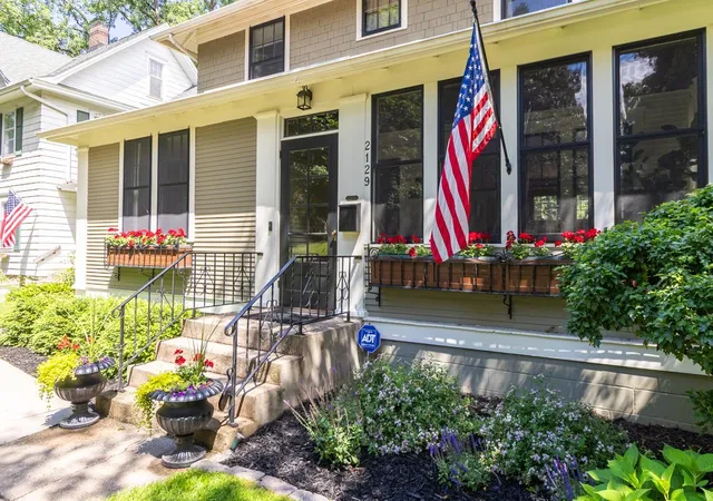 3rd image of 2129 Carroll Ave, Saint Paul, MN 55104 | MLS# 7094319