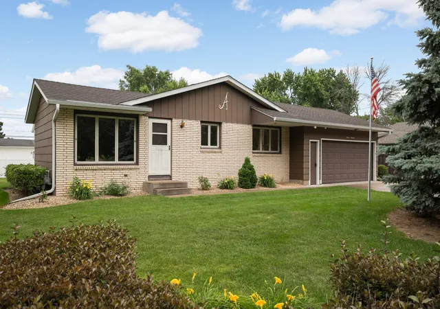 Homes for sale in Hastings, MN | 1119 Park Ln, Hastings, MN 55033 | MLS# 7094365