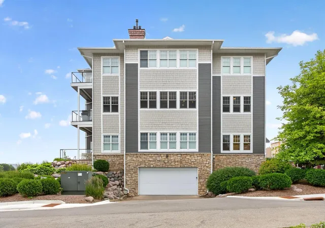 Listing Photo 4 - Condo for sale in building located at 225 Lawrence Blvd W, Wabasha, MN 55981 - Unit #301