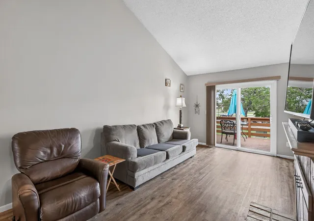 2nd image of 324 Shawnee Trl, Shakopee, MN 55379 | MLS# 7094418