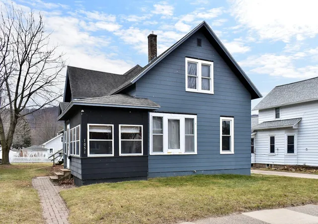 1st image of 1051 W King St, Winona, MN 55987 | MLS# 7094473