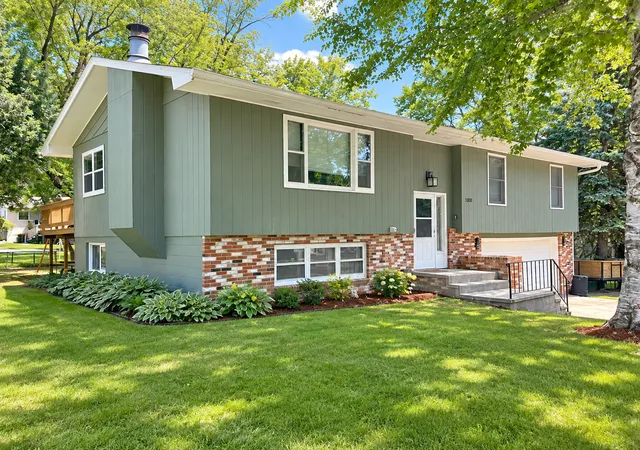 Photo 2 of Single family home for sale at 1301 9th Street Se, Willmar, MN 56201 | MLS# 7094479 | Listing updated on 2026-09-21