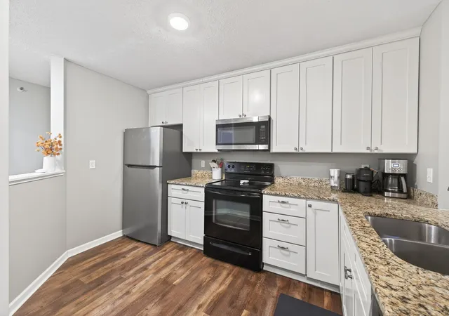 Listing Photo 4 - Condo for sale in building located at 7606 York Ave S, Edina, MN 55435 - Unit #7107