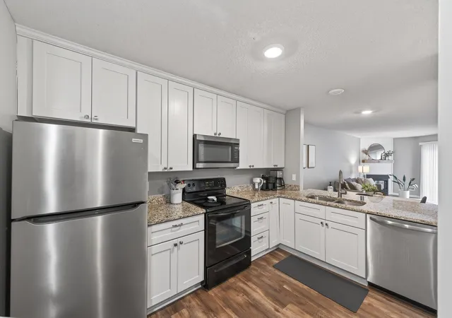 Listing Photo 5 - Condo for sale in building located at 7606 York Ave S, Edina, MN 55435 - Unit #7107