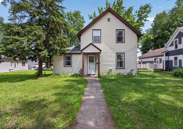 Photo 1 of Single family home for sale at 317 S 4th Street, Le Sueur, MN 56058 | MLS# 7094525 | Listing updated on 2026-10-23