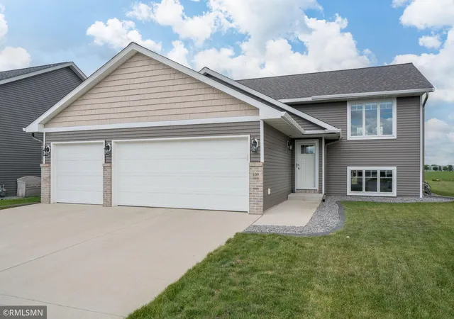 Homes for sale in Mankato, MN | 109 Cypress Ct, Mankato, MN 56001 | MLS# 7094559