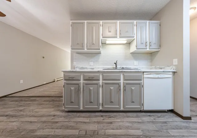 Listing Photo 4 - Condo for sale in building located at 3917 Heritage Hls Dr, Bloomington, MN 55437 - Unit #102