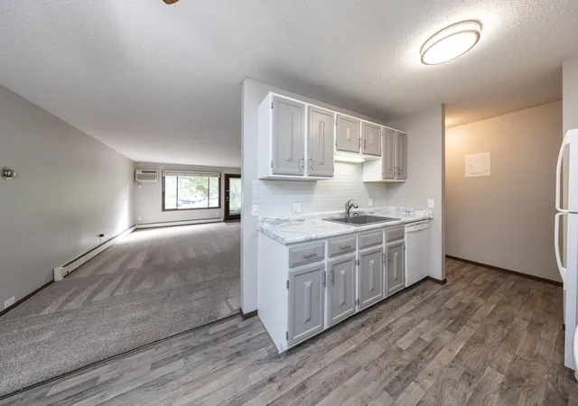 Listing Photo 5 - Condo for sale in building located at 3917 Heritage Hls Dr, Bloomington, MN 55437 - Unit #102