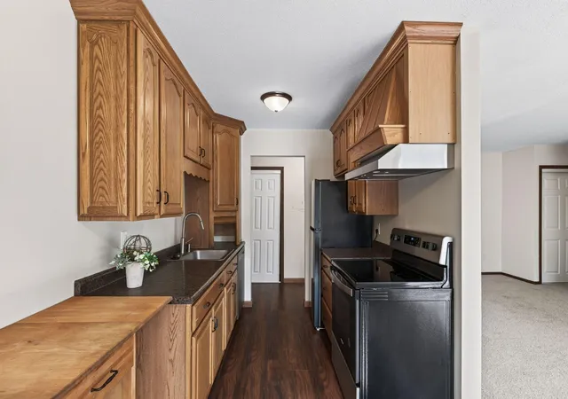 Photo 3 of Condo for sale at 921 11th Avenue S #5, Hopkins, MN 55343 | MLS# 7094737 | Listing updated on 2026-09-08