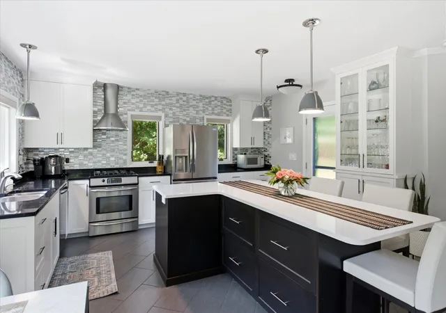 3rd image of 301 Ardmore Dr, Golden Valley, MN 55422 | MLS# 7094793