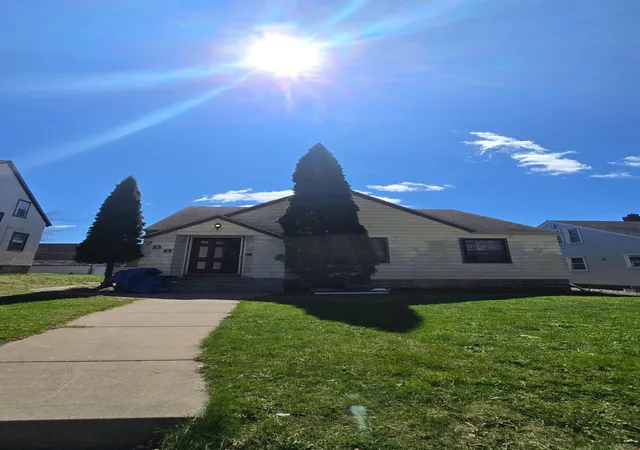 Photo 1 of Sale Pending at 788 Cottage Ave E, Saint Paul, MN 55106 | MLS# 7094928 | Listing updated on 2026-10-19