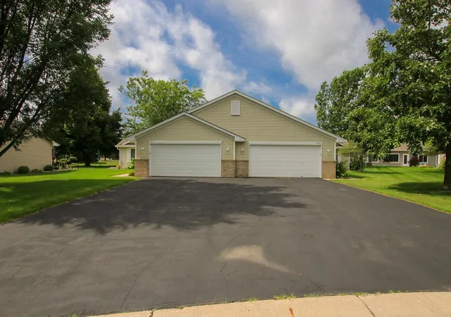 Photo 1 of Single family home for sale at 820 Greensview Ct Nw, Hutchinson, MN 55350 | MLS# 7095049 | Listing updated on 2026-09-22
