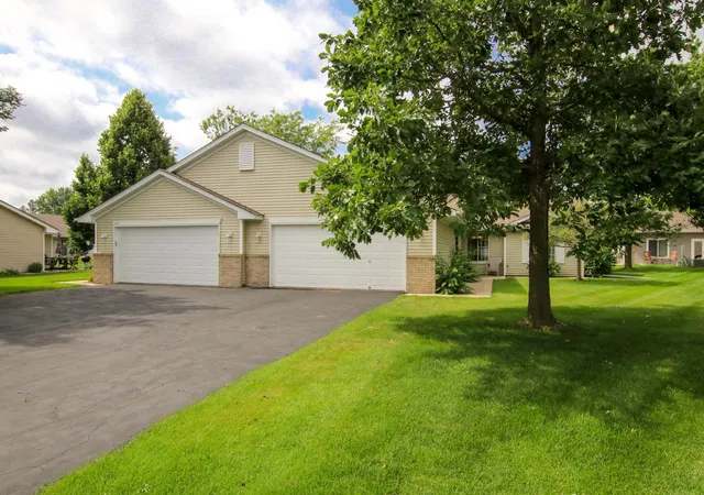 Photo 2 of Single family home for sale at 820 Greensview Ct Nw, Hutchinson, MN 55350 | MLS# 7095049 | Listing updated on 2026-09-22