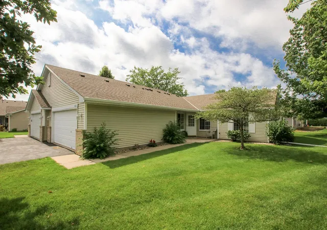 Photo 3 of Single family home for sale at 820 Greensview Ct Nw, Hutchinson, MN 55350 | MLS# 7095049 | Listing updated on 2026-09-22