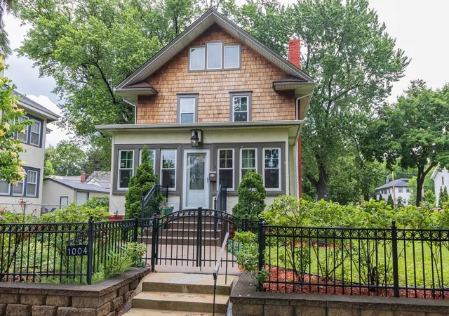 2nd image of 1004 Sheridan Ave N, Minneapolis, MN 55411 | MLS# 7095101