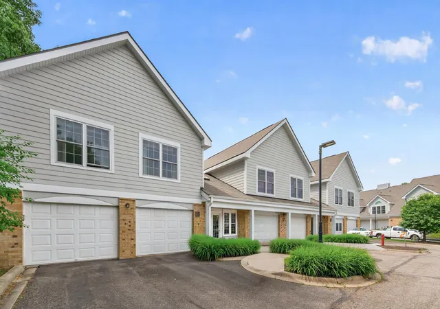 Homes for sale in Minnetonka, MN | 6167 Chasewood Parkway, Minnetonka, MN 55343 | Houzeo