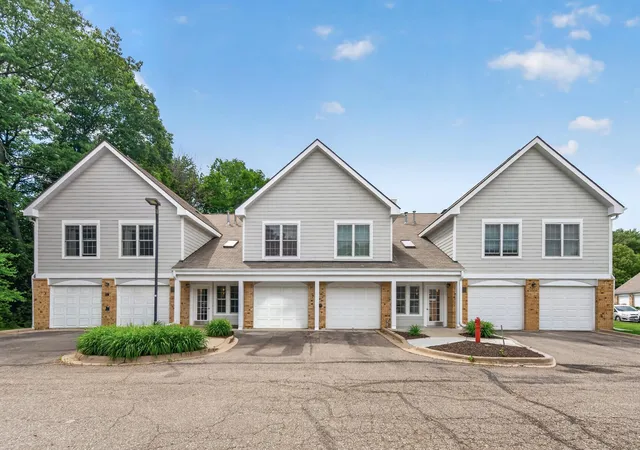 Homes for sale in Minnetonka, MN | 6167 Chasewood Pkwy #202, Minnetonka, MN 55343 | MLS# 7095153