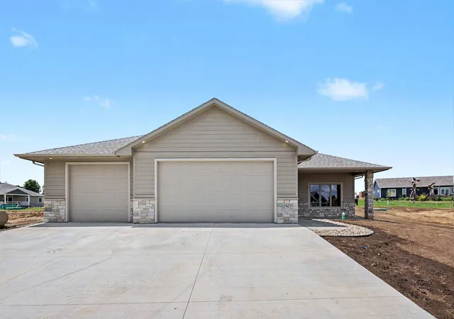 Homes for sale in Luverne, MN | 1507 Buffalo Ridge Dr, Luverne, MN 56156 | MLS# 7095274