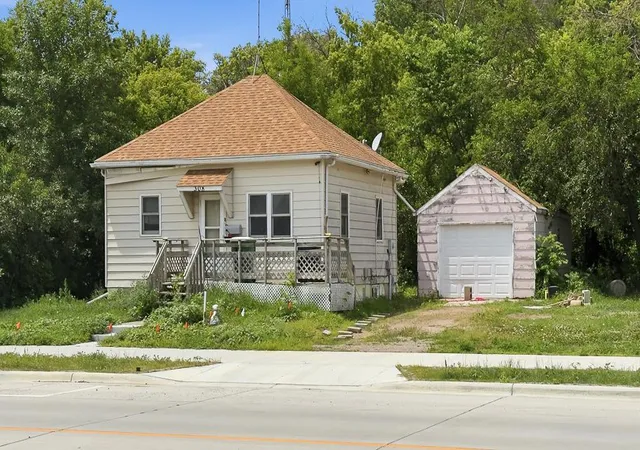 1st image of 308 W College Dr, Marshall, MN 56258 | MLS# 7095391