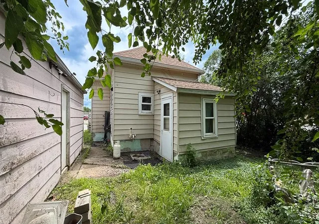 4th image of 308 W College Dr, Marshall, MN 56258 | MLS# 7095391