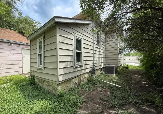 5th image of 308 W College Dr, Marshall, MN 56258 | MLS# 7095391