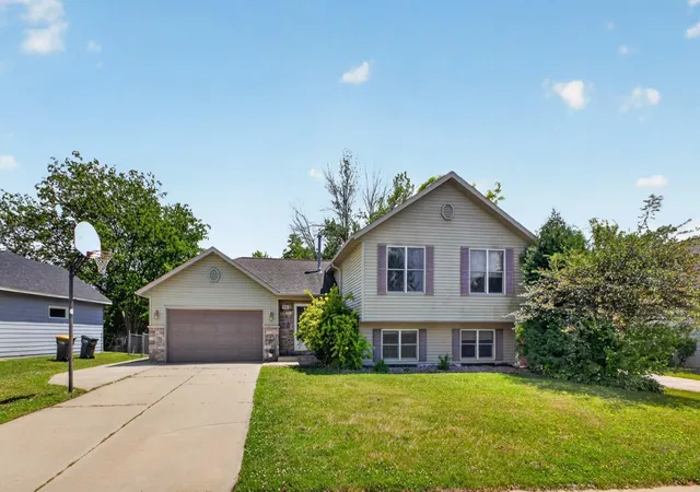 Photo 1 of Single family home for sale at 4022 Villa Rd Nw, Rochester, MN 55901 | MLS# 7095421 | Listing updated on 2026-08-27