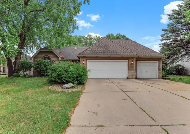 Homes for sale in Maplewood, MN | 2287 Snowshoe Ln E, Maplewood, MN 55119 | MLS# 7095580