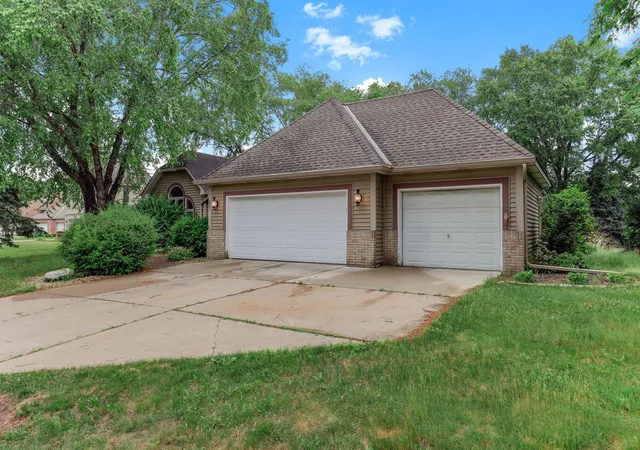 Homes for sale in Maplewood, MN | 2287 Snowshoe Ln E, Maplewood, MN 55119 | MLS# 7095580