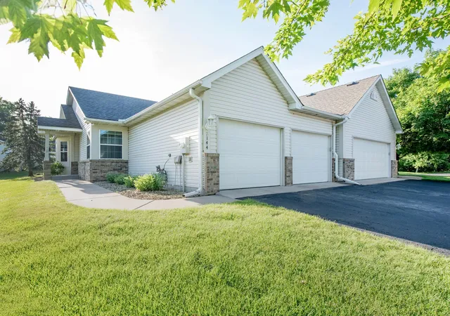 1st image of 2144 Albemarle Ct N, Saint Paul, MN 55113 | MLS# 7095733