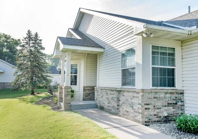 3rd image of 2144 Albemarle Ct N, Saint Paul, MN 55113 | MLS# 7095733
