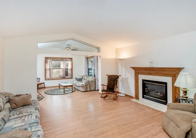 4th image of 2144 Albemarle Ct N, Saint Paul, MN 55113 | MLS# 7095733