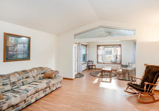 5th image of 2144 Albemarle Ct N, Saint Paul, MN 55113 | MLS# 7095733