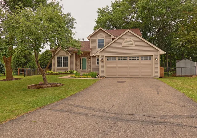 Homes for sale in Woodbury, MN | 912 Moonlight Dr, Woodbury, MN 55125 | MLS# 7095919