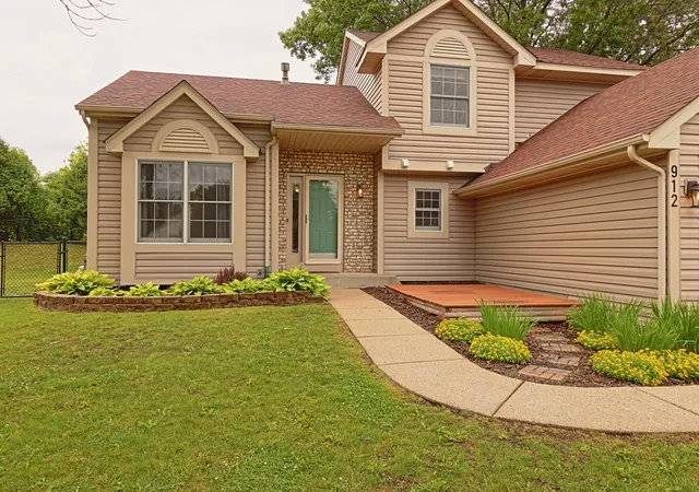 Homes for sale in Woodbury, MN | 912 Moonlight Dr, Woodbury, MN 55125 | MLS# 7095919