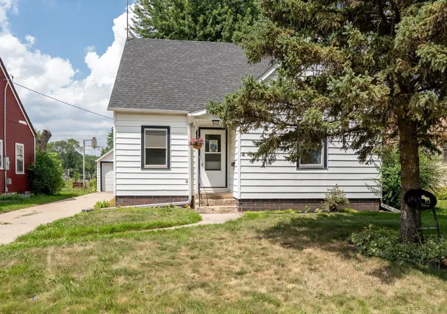 Photo 2 of Single family home for sale at 102 5th Street Ne, Montgomery, MN 56069 | MLS# 7096018 | Listing updated on 2026-08-18