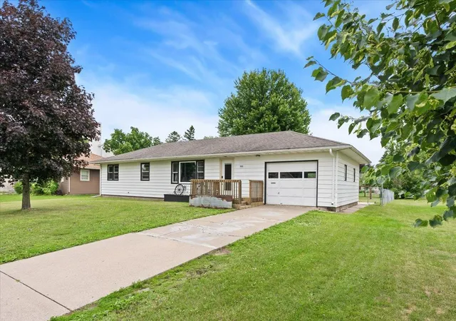 image of 1009 W Center St, Lake City, MN 55041 | MLS# 7096052